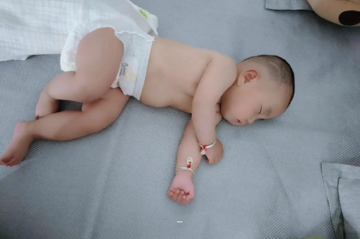 香港宝宝多久会抬头